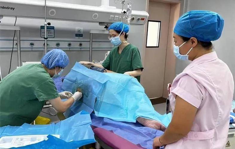 生孩子到底有多疼？医院待产室墙上的抓痕告诉你