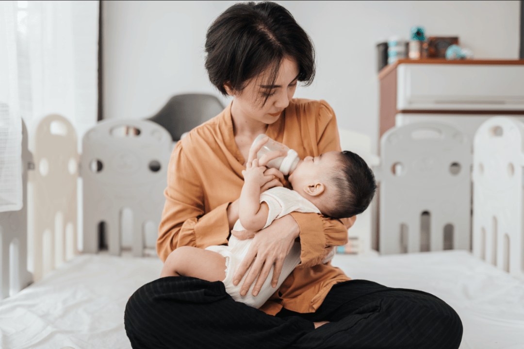 母乳喂养、奶粉喂养宝宝,每天要喝多少奶？0～6 月龄奶量表来了