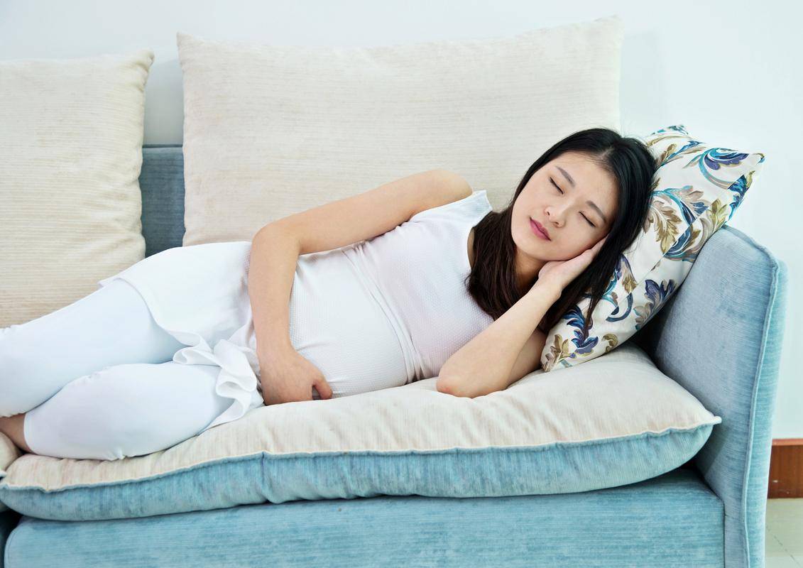 医生：“接受老婆借精生娃吗？”弱精男子：“太丢人！做试管”