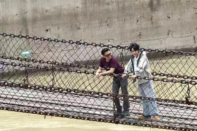 谢霆锋丁真在泸定重逢 两代人似同学会