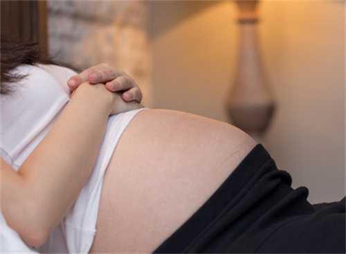孕晚期快生宝宝会有哪些症状？强烈宫缩还见红一定要多留意