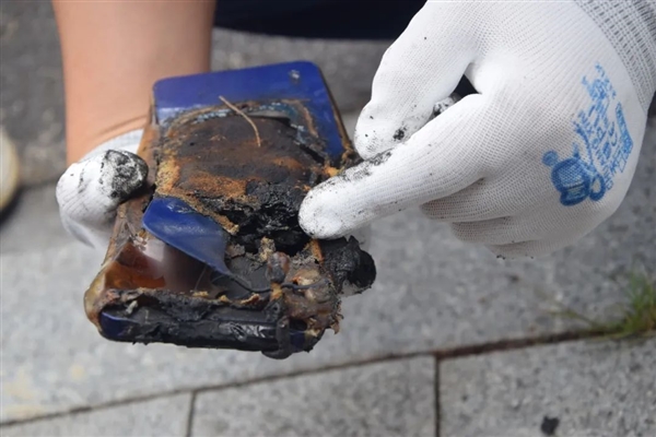 手机在车内暴晒引发爆炸差点毁了一辆车：这些“定时炸弹”要远离