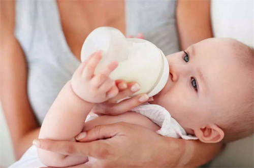 判断宝宝母乳吃不饱的几大表现！附新生婴儿吃奶量标准表