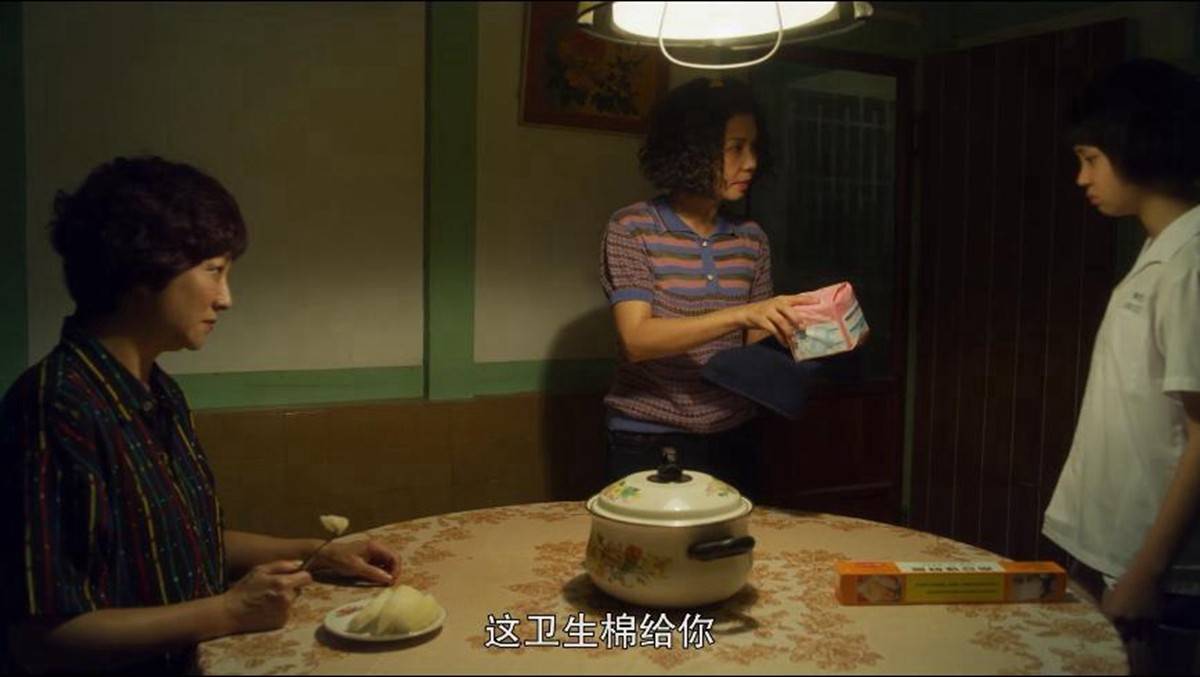 女孩第一次来例假把自己吓哭了,父母务必要告诉她这几件事,对孩子的成长很重