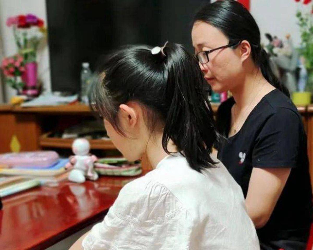 女孩第一次来例假把自己吓哭了,父母务必要告诉她这几件事,对孩子的成长很重
