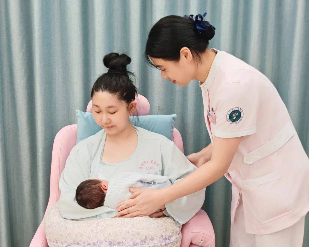 抱婴儿喂母乳的正确4大姿势！吃得好、不呛奶,妈妈腰背不遭罪
