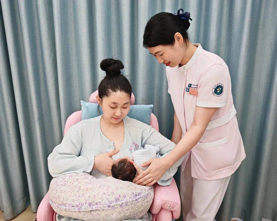 抱婴儿喂母乳的正确4大姿势！吃得好、不呛奶,妈妈腰背不遭罪