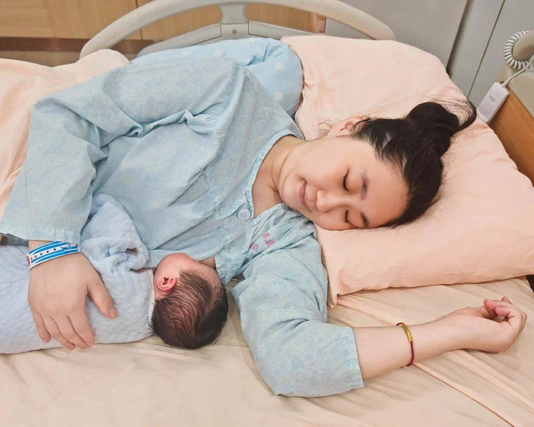 抱婴儿喂母乳的正确4大姿势！吃得好、不呛奶,妈妈腰背不遭罪