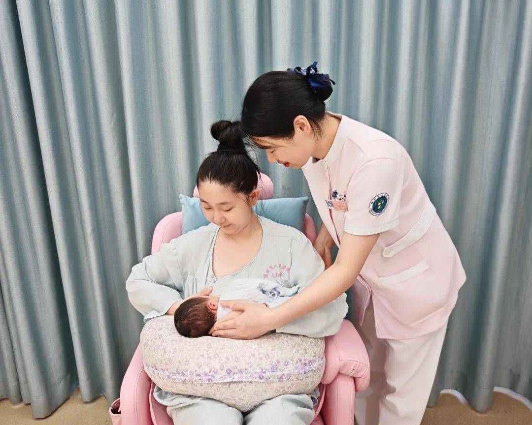 抱婴儿喂母乳的正确4大姿势！吃得好、不呛奶,妈妈腰背不遭罪