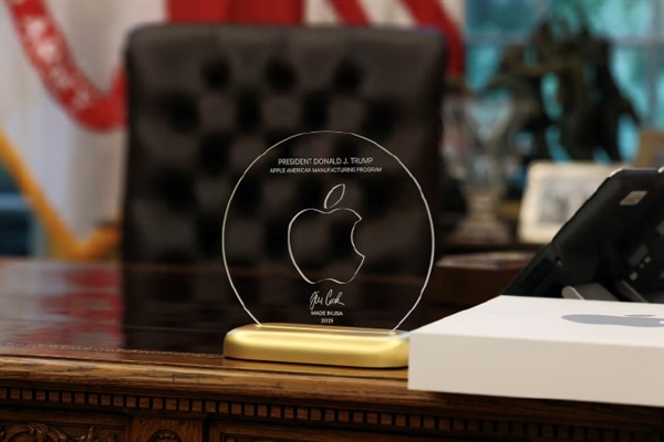 iPhone要重振美国制造辉煌！苹果CEO库克表忠心 给特朗普献上24K金大礼