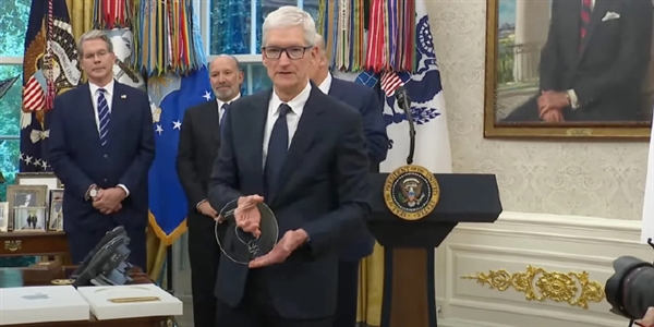 iPhone要重振美国制造辉煌！苹果CEO库克表忠心 给特朗普献上24K金大礼