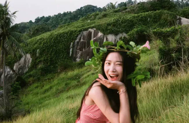 卢昱晓穿白色长裙笑容甜美 妆容自然活泼俏皮