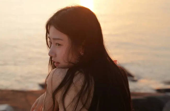 卢昱晓穿白色长裙笑容甜美 妆容自然活泼俏皮