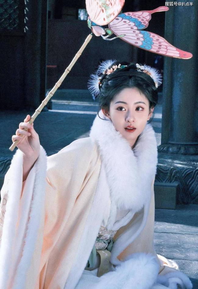 “古风美人”赵晴：新晋热搜圣体，能靠这波热度跻身一线吗？争议中前行