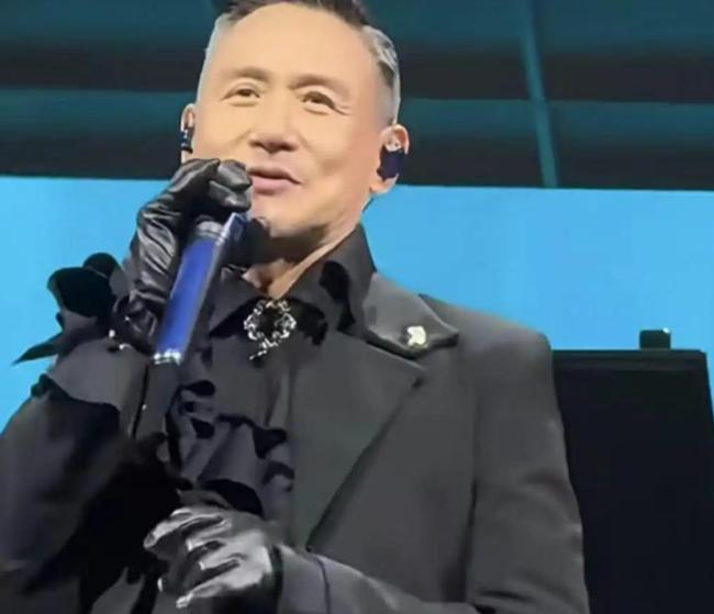 张学友抱病开唱狂破音现场道歉：可以退票