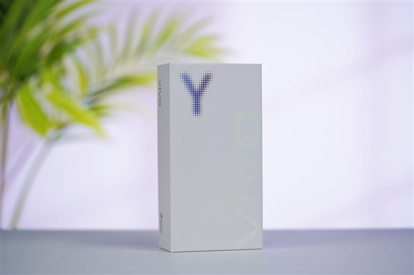 8200mAh双灭霸手机！vivo Y500图赏