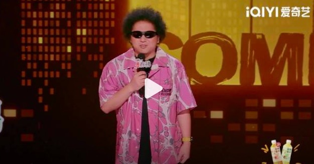 黑灯忘词两次 但也没影响整体效果