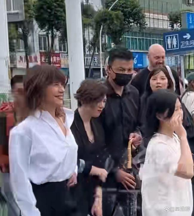 苏菲玛索现身成都人气爆棚 法兰西玫瑰绽放彭州