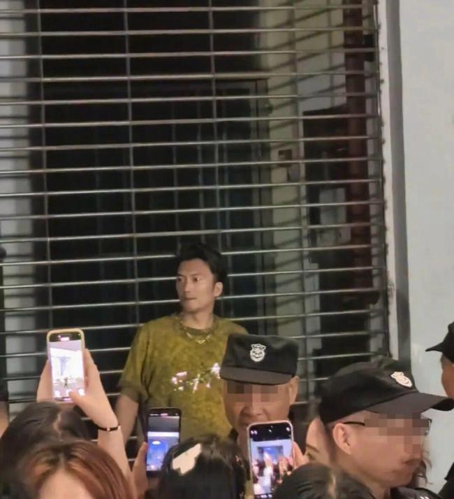 “山寨版谢霆锋”为引发拥堵道歉