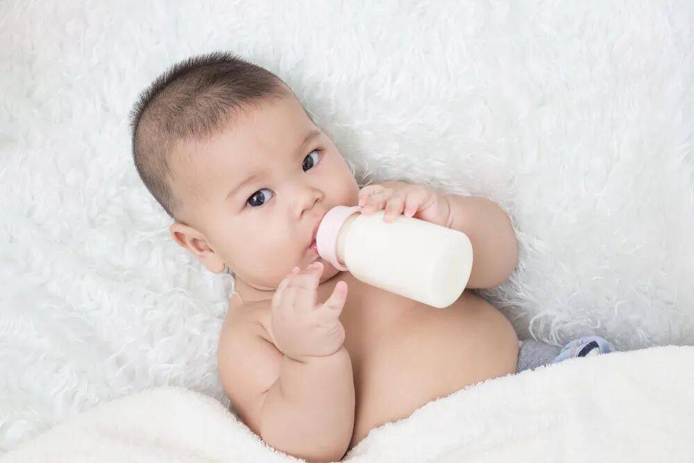 新生儿晚上要叫醒喂奶吗？看完这篇就不纠结了